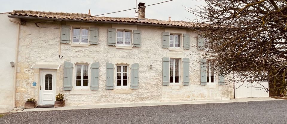 House 9 rooms of 253 m² in Fontaines-d'Ozillac (17500)