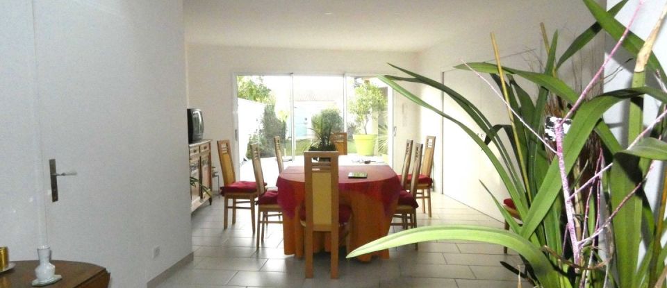 Maison 8 pièces de 203 m² à Marçay (86370)