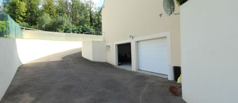 Maison 8 pièces de 260 m² à Saint-Pierre-lès-Nemours (77140)