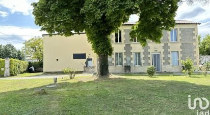 Country house 10 rooms of 230 m² in Fontaines-d'Ozillac (17500)