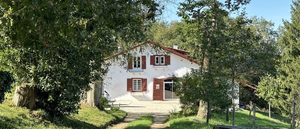 House 8 rooms of 221 m² in Urt (64240)