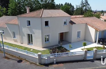 Maison 8 pièces de 200 m² à Châtillon-sur-Thouet (79200)