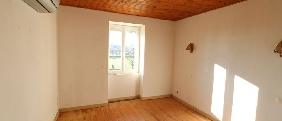 House 10 rooms of 233 m² in Montguyon (17270)