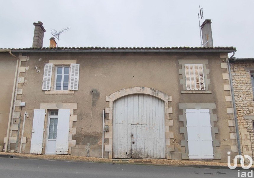 Maison 6 pièces de 165 m² à Saint-Laurent-de-Céris (16450)
