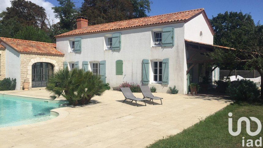 Maison traditionnelle 8 pièces de 265 m² à Longeville-sur-Mer (85560)