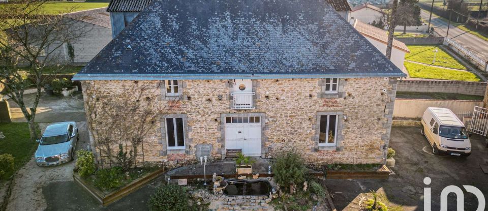 Maison traditionnelle 7 pièces de 247 m² à La Ferrière-en-Parthenay (79390)