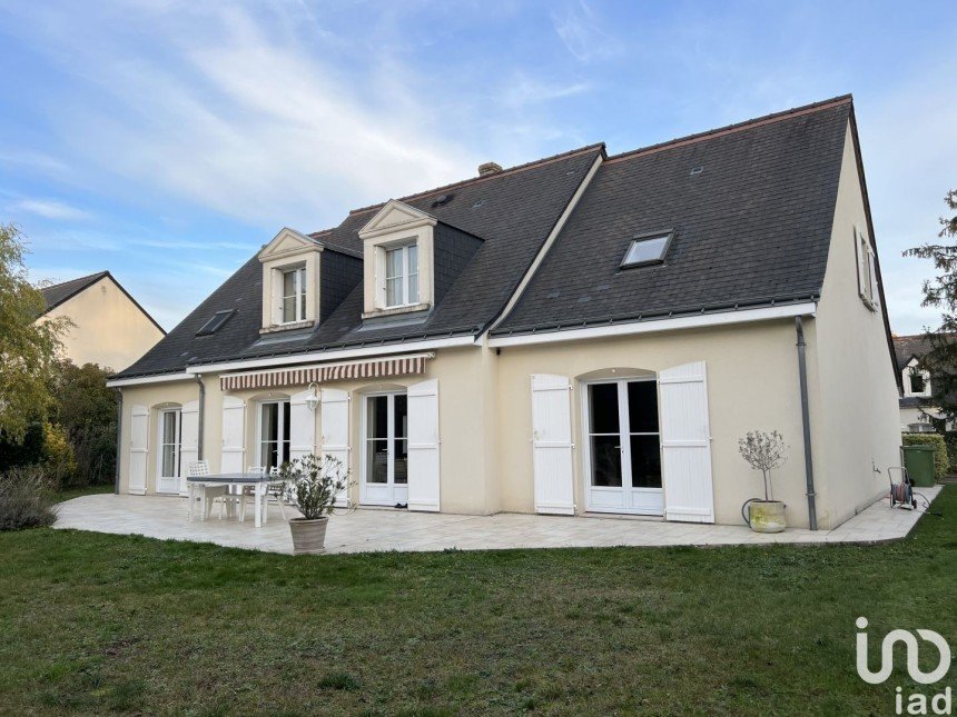 House 8 rooms of 209 m² in Tours (37100)