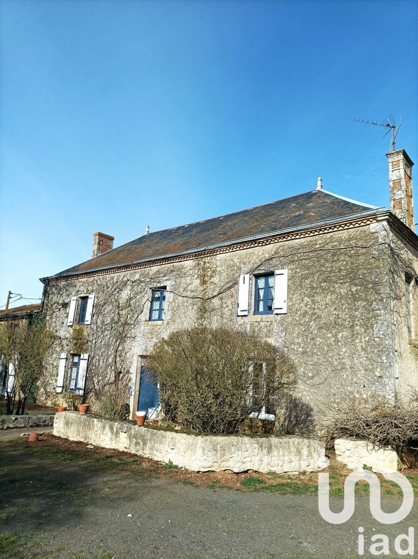 Maison de campagne 8 pièces de 160 m² à La Grimaudière (86330)