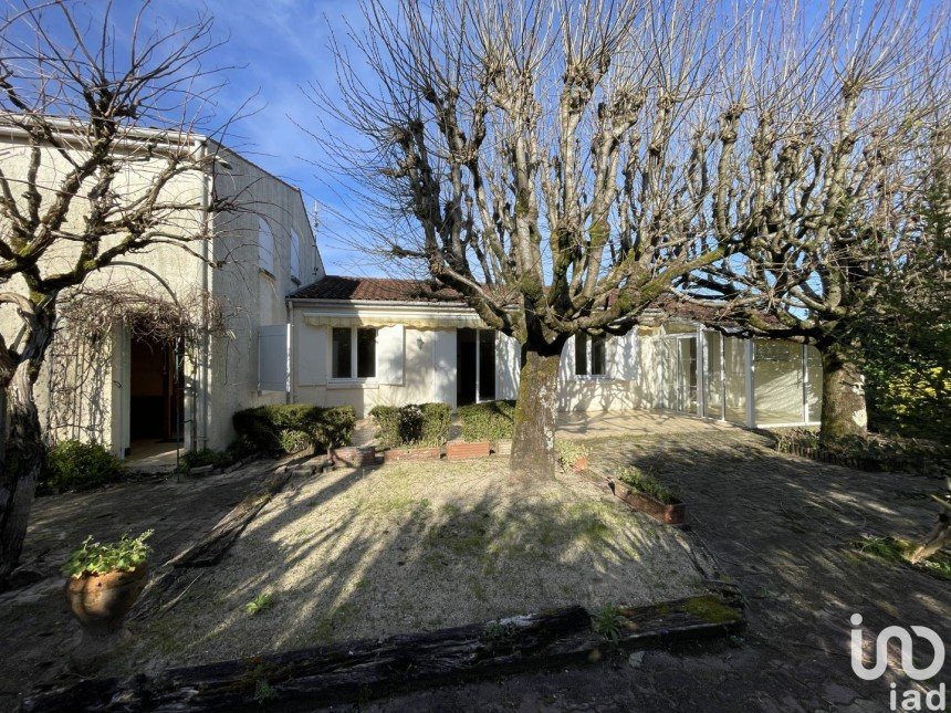 House 6 rooms of 125 m² in Pons (17800)