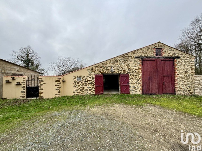 Maison 4 pièces de 145 m² à Sainte-Flaive-des-Loups (85150)
