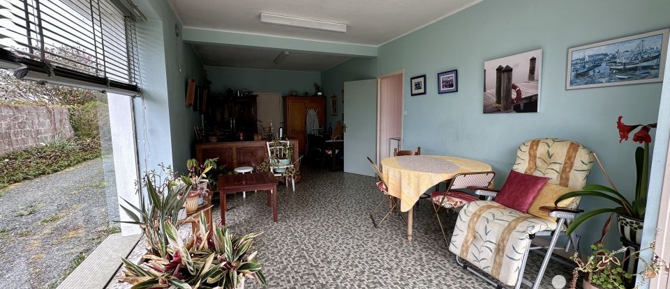 Traditional house 8 rooms of 210 m² in Treffiagat (29730)