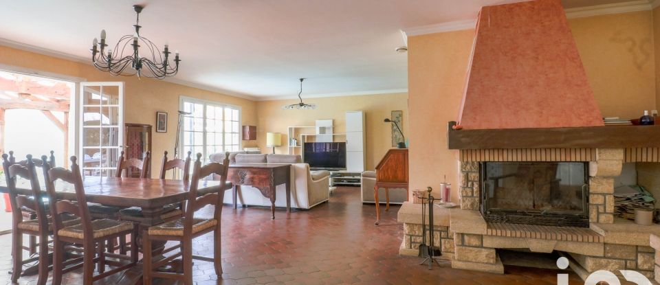 Maison traditionnelle 9 pièces de 220 m² à Saint-Rémy-lès-Chevreuse (78470)