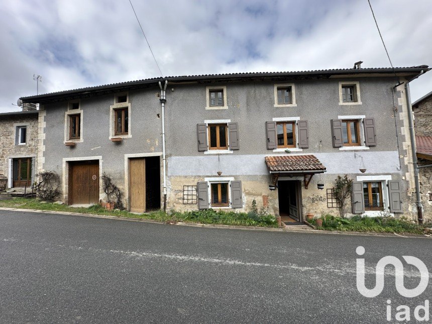 Maison de village 7 pièces de 171 m² à Saint-Victor-Montvianeix (63550)