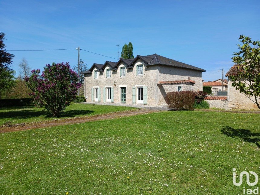 Maison 9 pièces de 214 m² à Usson-du-Poitou (86350)