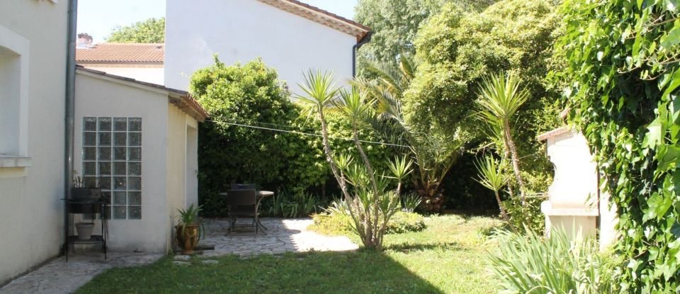 House 6 rooms of 170 m² in Nîmes (30900)