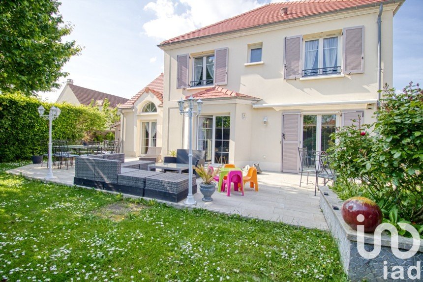 House 8 rooms of 150 m² in Bussy-Saint-Georges (77600)