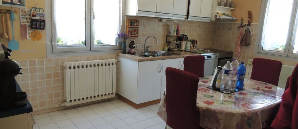 House 5 rooms of 155 m² in Saint-Christol (84390)