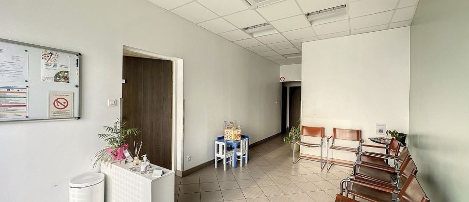 Retail property of 23 m² in Marolles-en-Brie (94440)