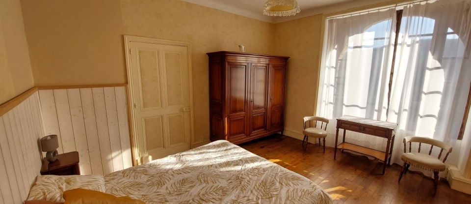 Mansion 8 rooms of 229 m² in Saint-Vincent-de-Cosse (24220)
