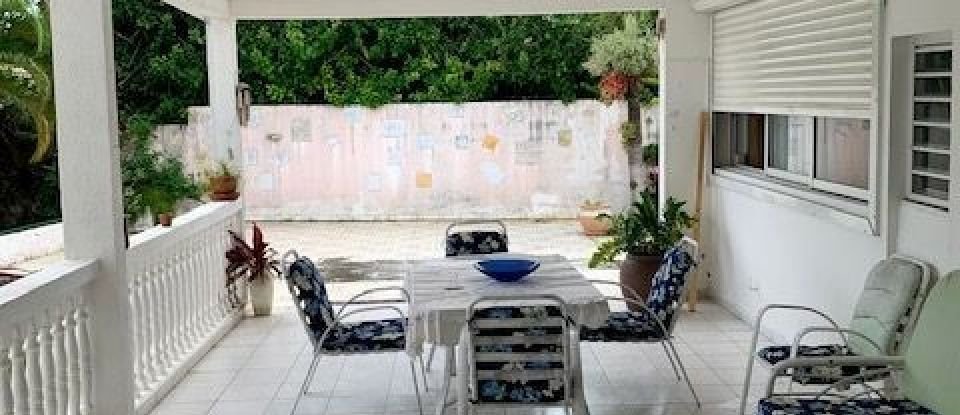 House 6 rooms of 200 m² in Lamentin (97129)