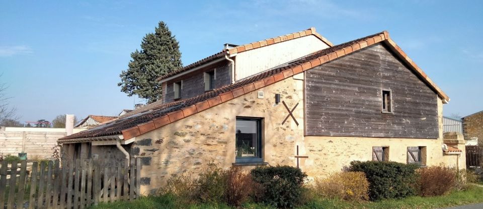 House 4 rooms of 180 m² in Lys-Haut-Layon (49560)