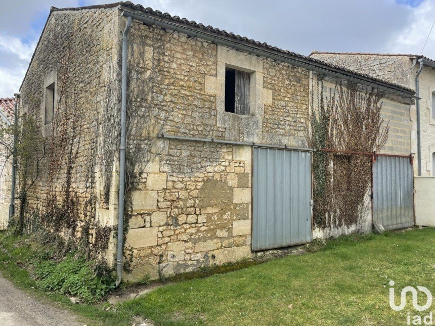Barn conversion 4 rooms of 120 m² in Nieul-lès-Saintes (17810)