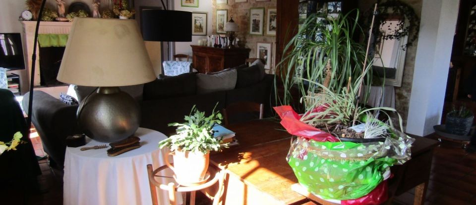 House 8 rooms of 187 m² in Le Gua (17600)