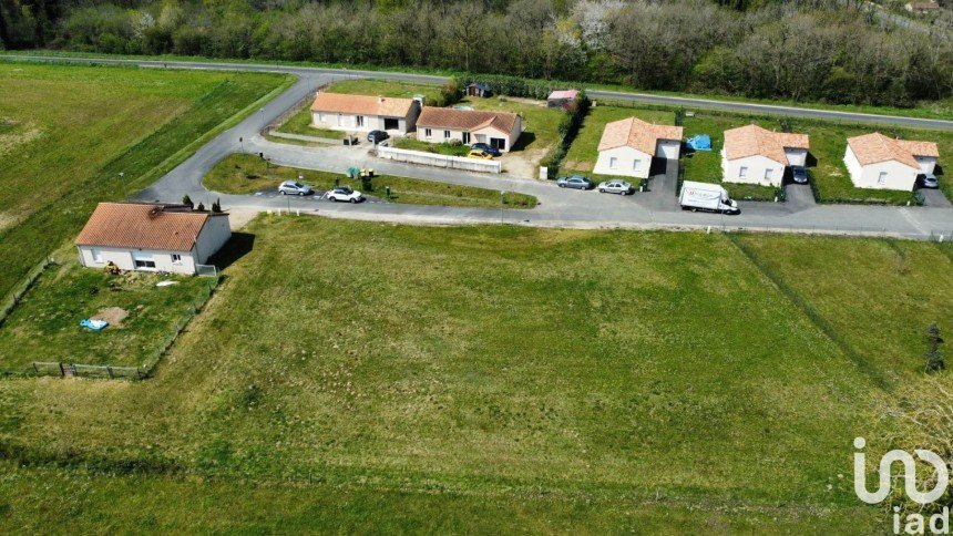 Land of 1,003 m² in Orches (86230)