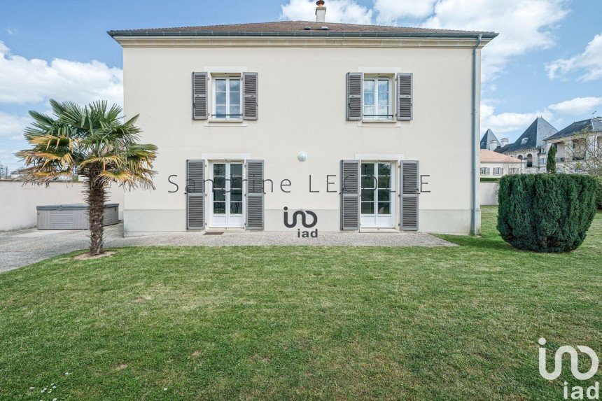 House 6 rooms of 223 m² in Bailly-Romainvilliers (77700)