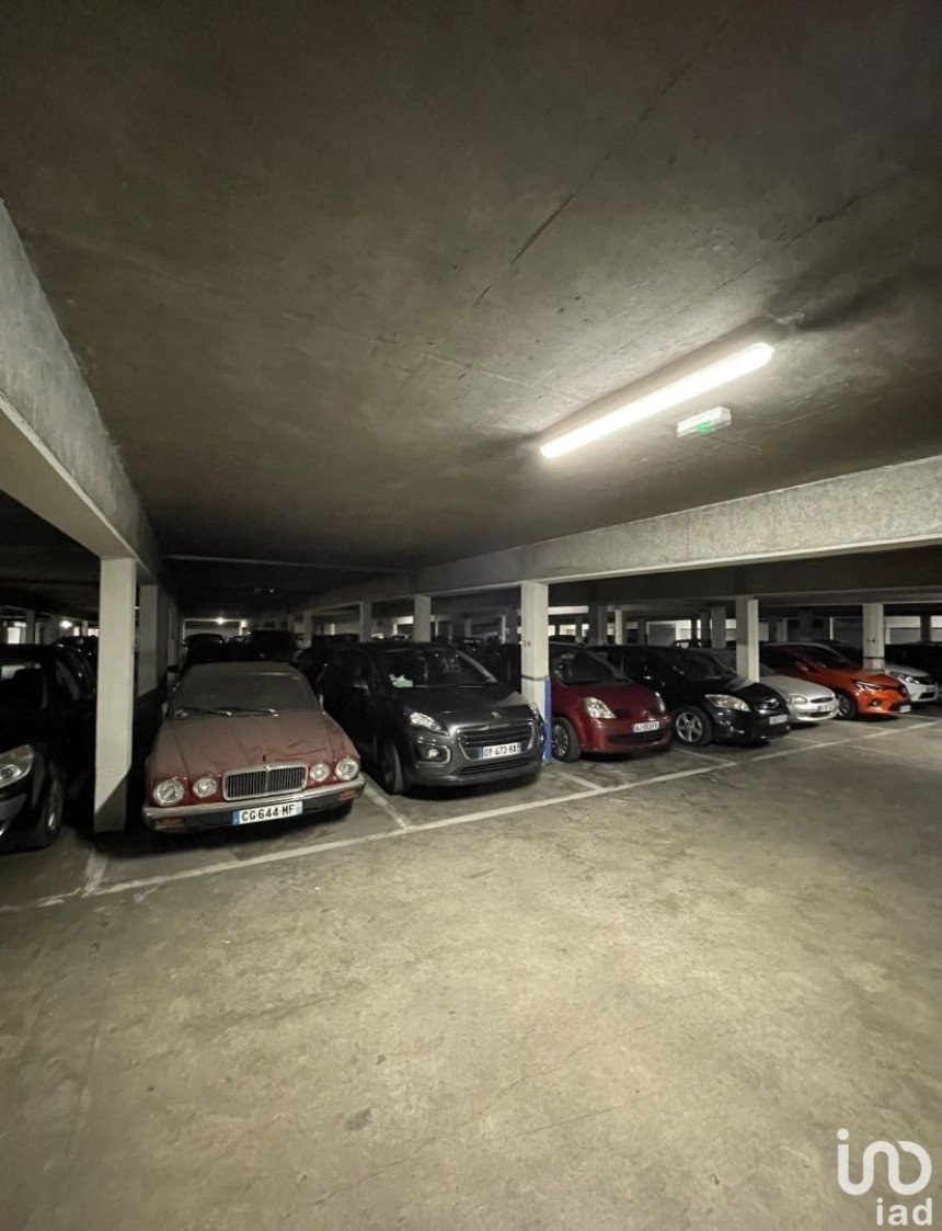 Parking of 3 m² in Saint-Pierre-des-Corps (37700)