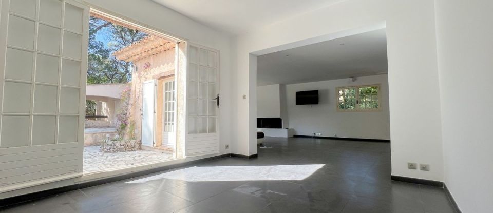 House 6 rooms of 184 m² in Saint-Raphaël (83700)