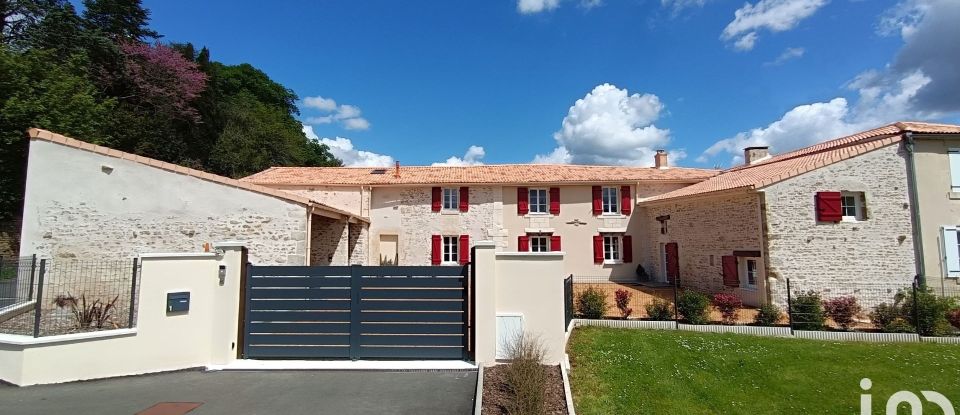House 7 rooms of 158 m² in Sérigné (85200)