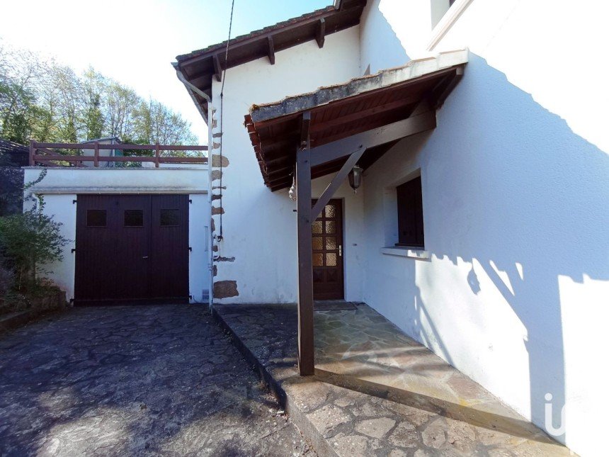House 4 rooms of 140 m² in Chabanais (16150)