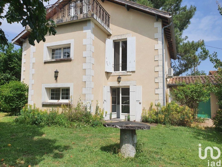 House 6 rooms of 159 m² in Vélines (24230)