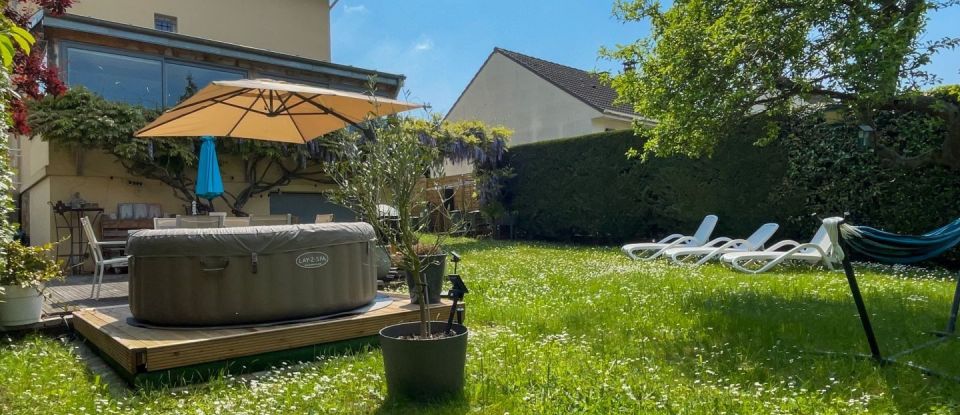 House 6 rooms of 140 m² in Morainvilliers (78630)