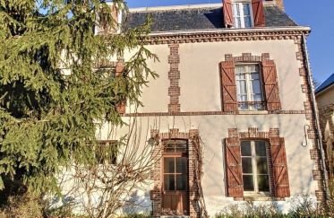 House 5 rooms of 152 m² in Château-Renard (45220)