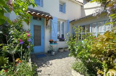 House 4 rooms of 130 m² in Saint-Hippolyte (17430)