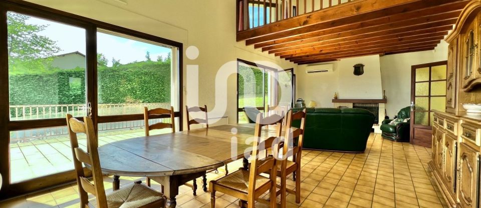 House 6 rooms of 140 m² in Arzay (38260)