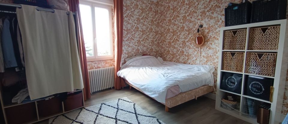 House 6 rooms of 200 m² in Saint-Denis-de-Gastines (53500)