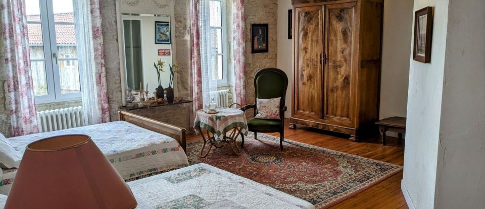 Mansion 8 rooms of 460 m² in Le Thou (17290)