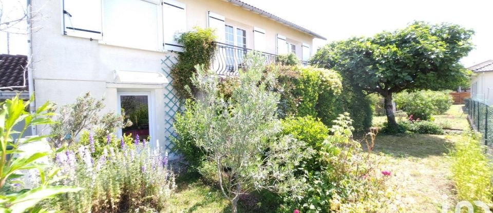 House 5 rooms of 121 m² in Niort (79000)