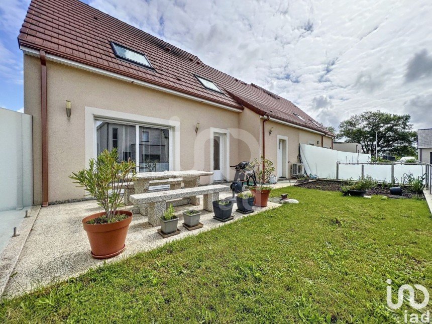 House 5 rooms of 100 m² in Forcé (53260)