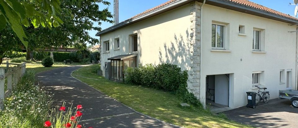 Maison 7 pièces de 215 m² à Breuil-Barret (85120)