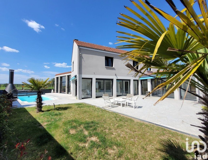 House 7 rooms of 230 m² in Ponthévrard (78730)