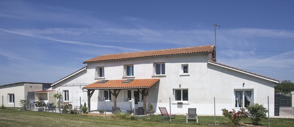 House 5 rooms of 132 m² in Lignières-Sonneville (16130)