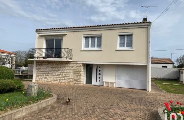 House 4 rooms of 113 m² in Surgères (17700)