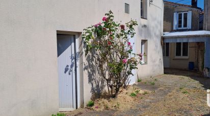 House 6 rooms of 162 m² in Somloire (49360)
