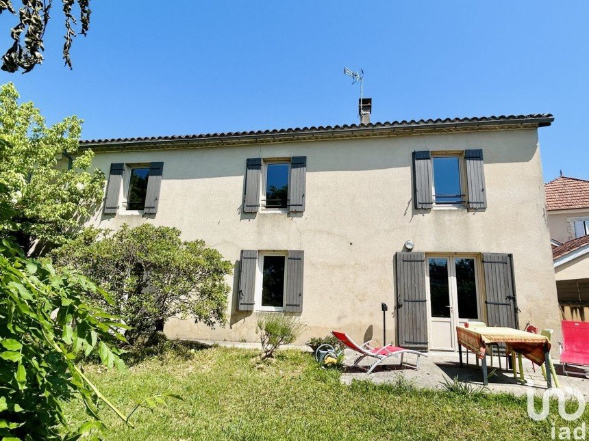 House 6 rooms of 204 m² in Chevanceaux (17210)