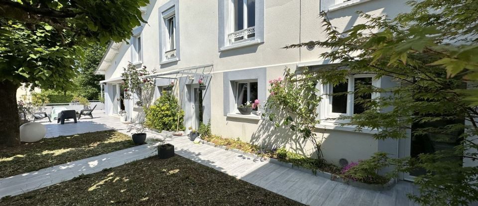 House 7 rooms of 185 m² in Vaux-le-Pénil (77000)