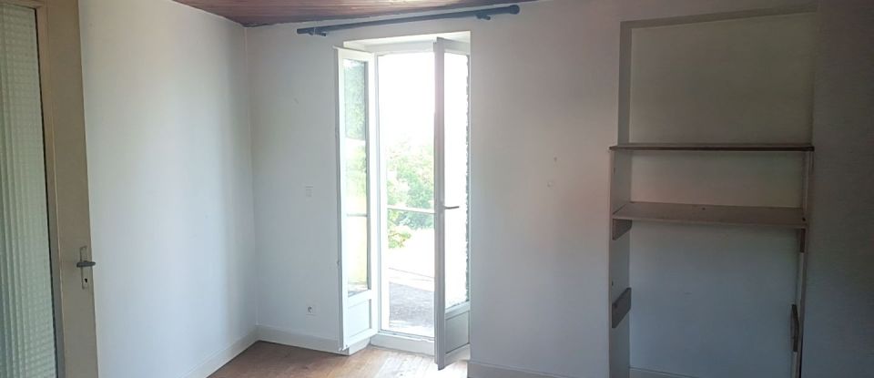 House 8 rooms of 183 m² in Saint-Angel (63410)